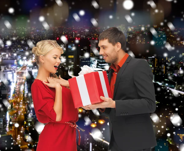 笑みを浮かべて男と女のプレゼント — ストック写真
