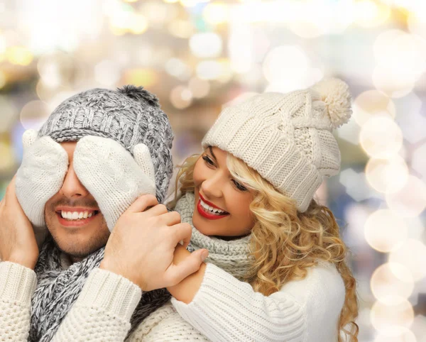 Couple souriant en chandails et chapeaux santa helper — Photo