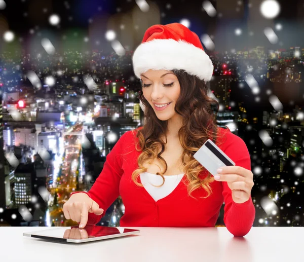 Donna sorridente con carta di credito e tablet pc — Foto Stock