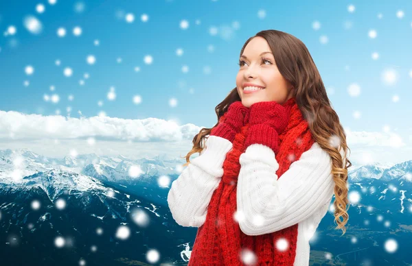 Jeune femme souriante en vêtements d'hiver — Photo