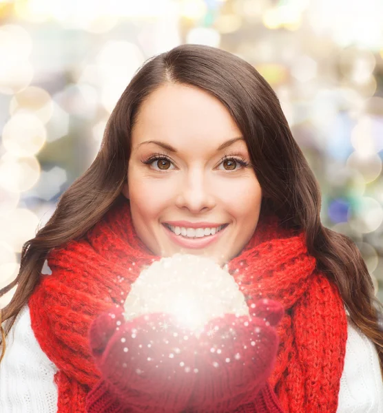 Donna sorridente in abiti invernali con palla di neve — Foto Stock