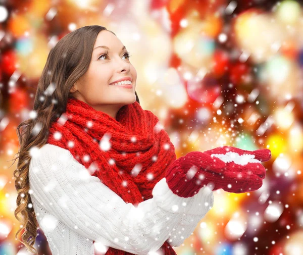 Mulher com grande floco de neve — Fotografia de Stock