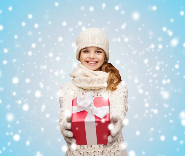 Girl in hat, muffler and gloves with gift box — Stock Photo, Image