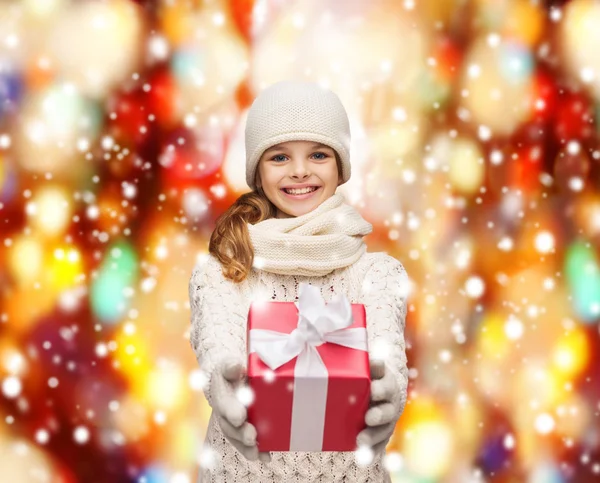Girl in hat, muffler and gloves with gift box — Stock Photo, Image