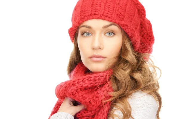 Close up of smiling young woman in winter clothes — Stock Photo, Image
