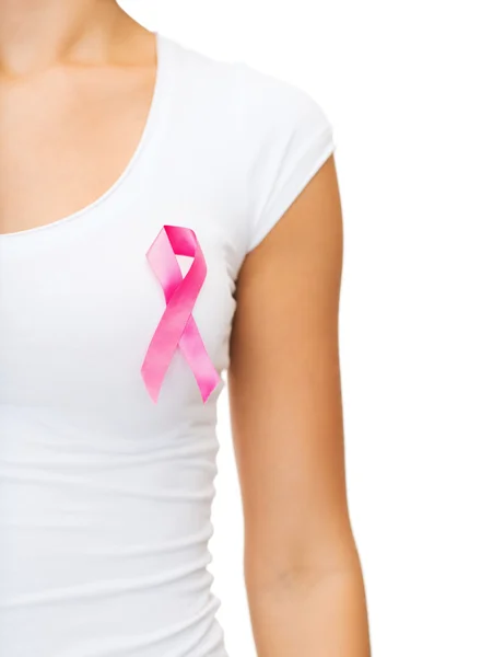 Mujer con cinta de conciencia de cáncer rosa — Foto de Stock