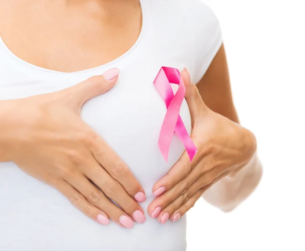 Kvinna med rosa cancer awareness ribbon — Stockfoto