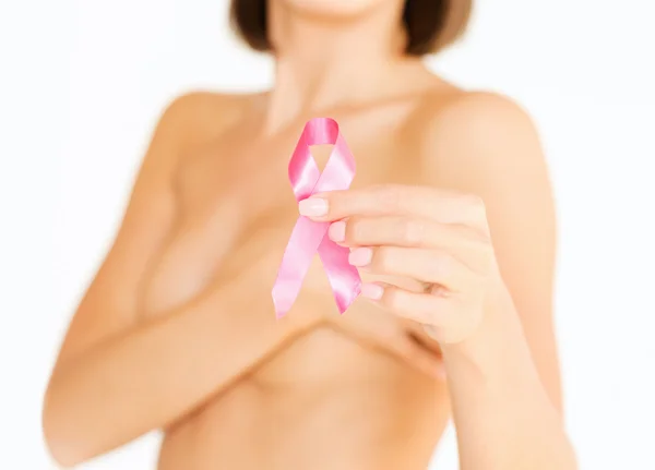 Ręka trzyma wstążka świadomości raka piersi różowy — Zdjęcie stockowe