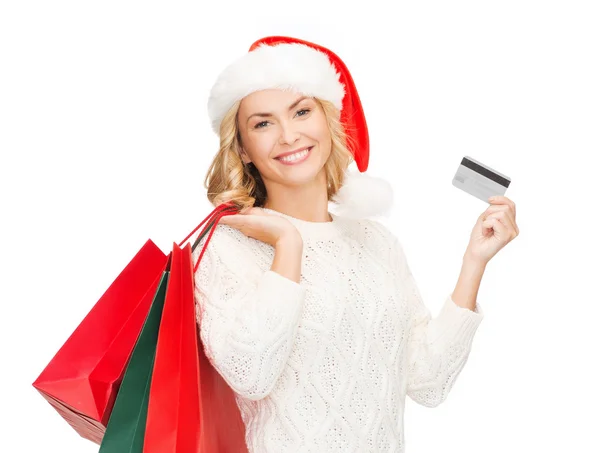 Mulher com sacos de compras e cartão de crédito — Fotografia de Stock