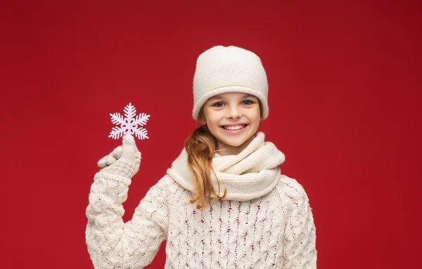 Fille avec gros flocon de neige — Photo