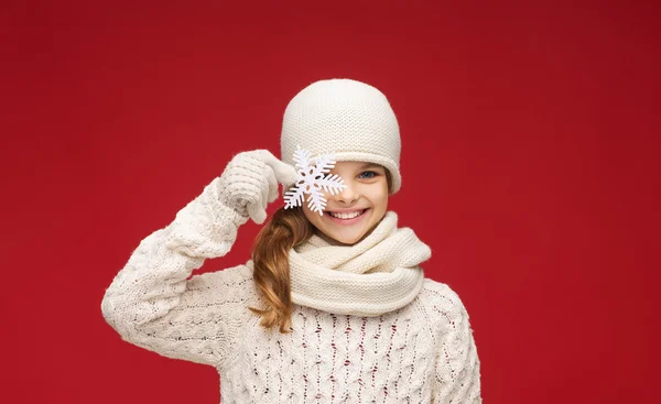 Chica con gran copo de nieve — Foto de Stock