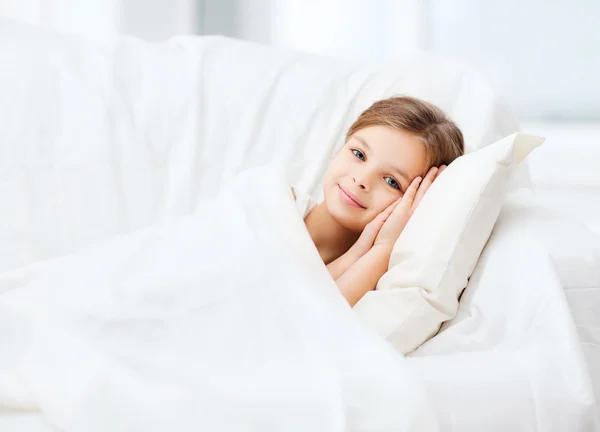 Menina dormindo em casa — Fotografia de Stock