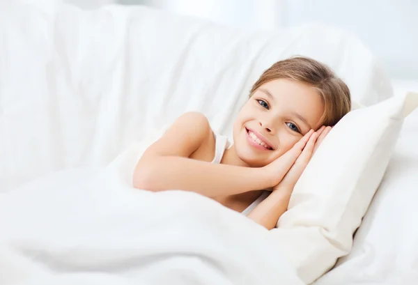 Niña durmiendo en casa — Foto de Stock