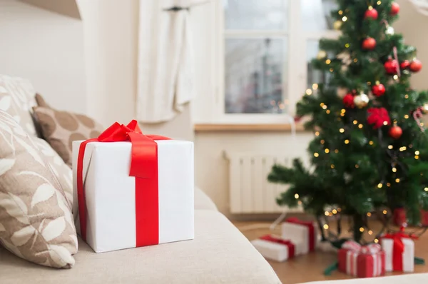 Boîte cadeau sur l'entraîneur à la maison — Photo