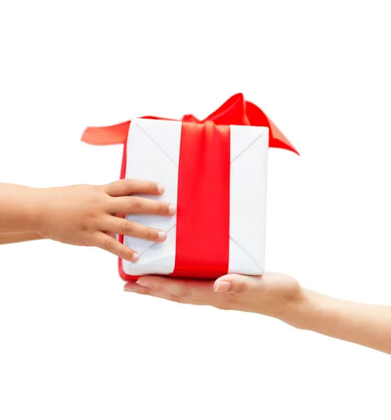 Primer plano de niño y madre manos con caja de regalo — Foto de Stock