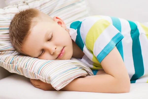 Pequeño niño durmiendo en casa — Foto de Stock