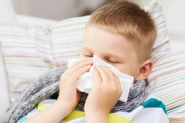 Menino doente com gripe em casa — Fotografia de Stock