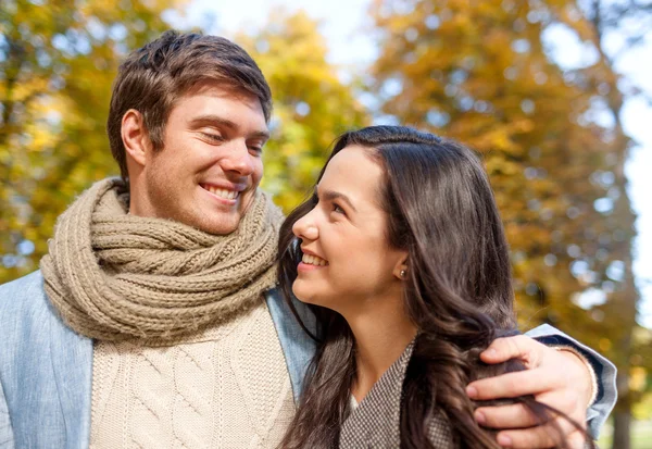 秋の公園で抱き合って笑ってるカップル — ストック写真