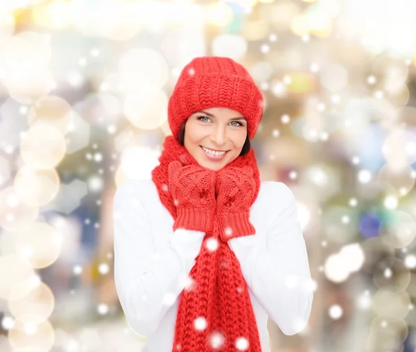 Lachende jonge vrouw in winterkleren — Stockfoto