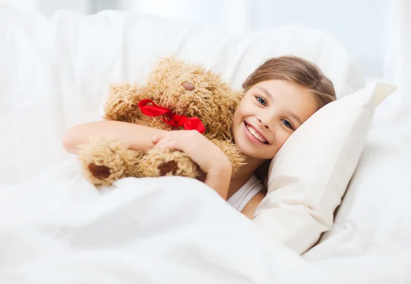 Niña con osito de peluche durmiendo en casa —  Fotos de Stock