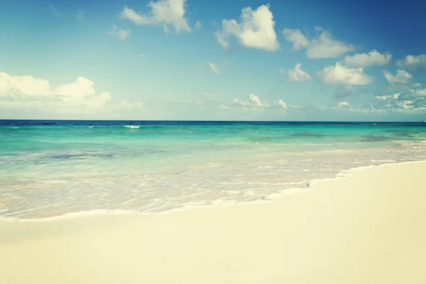 Mar azul ou oceano, areia branca e céu com nuvens — Fotografia de Stock
