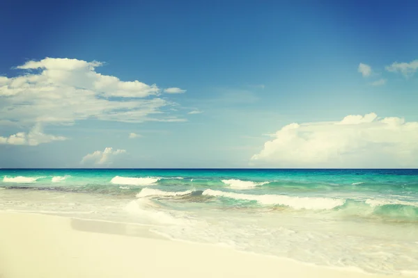 Mar azul ou oceano, areia branca e céu com nuvens — Fotografia de Stock