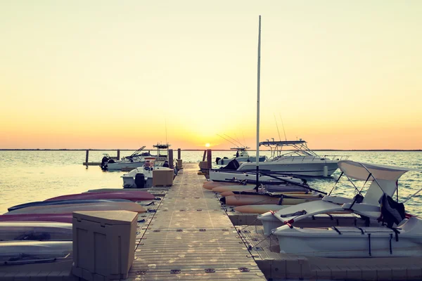 Boats moored to pier at sundown — Stock Photo, Image