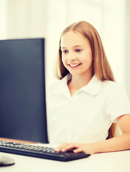 Student meisje met computer op school — Stockfoto