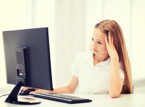 Estudante menina com computador na escola — Fotografia de Stock