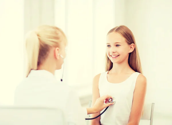 Médico con estetoscopio que escucha al paciente — Foto de Stock