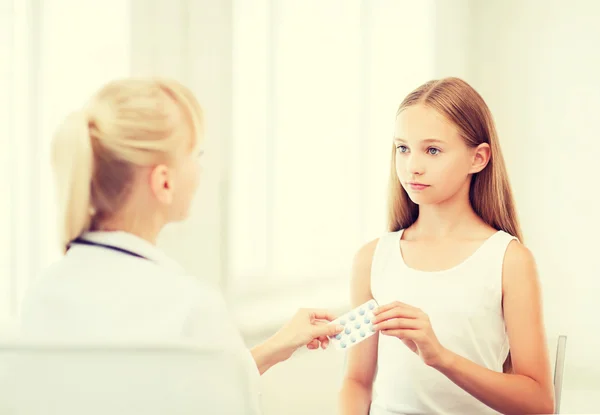 Doctor giving tablets to child in hospital — Stock Photo, Image