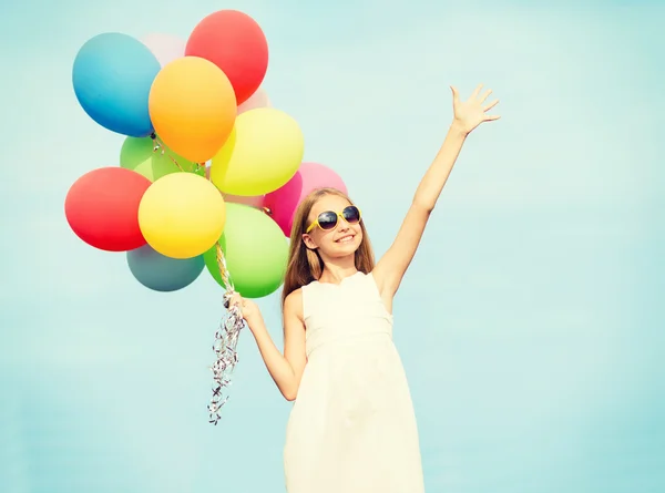 Fille heureuse avec des ballons colorés — Photo