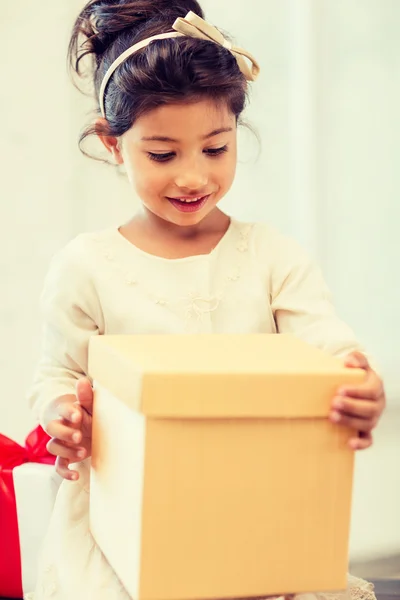 快乐儿童女孩与礼品盒 — 图库照片
