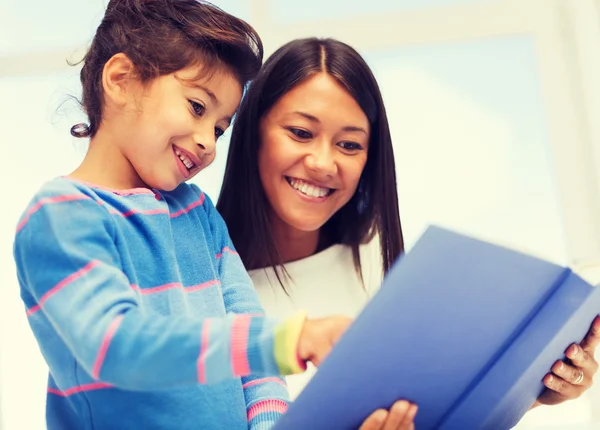 Mor och dotter med bok — Stockfoto