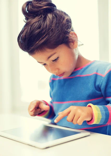 Menina com tablet pc — Fotografia de Stock