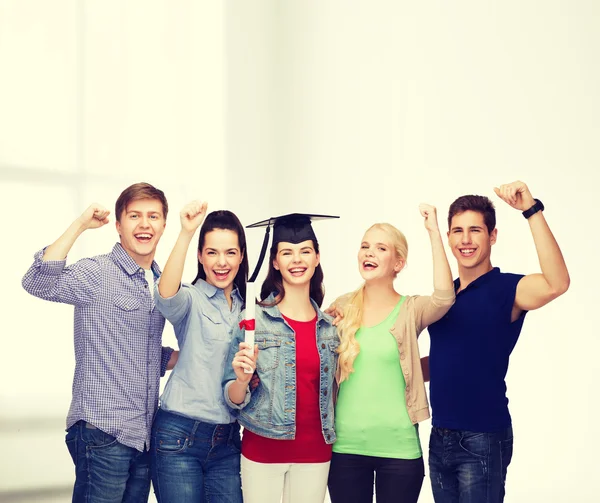 Groep van staande glimlachend studenten met een diploma — Stockfoto