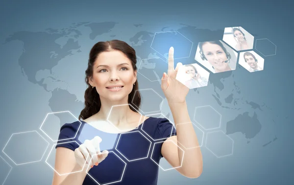 Leende affärskvinna arbetar med virtuella skärmen — Stockfoto