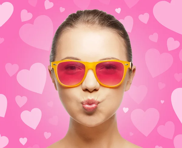 Girl in pink sunglasses blowing kiss — Stock Photo, Image