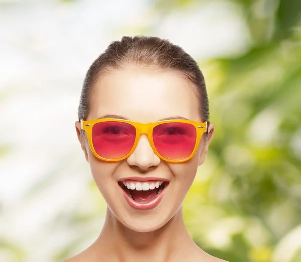 Glückliches Teenager-Mädchen mit rosa Sonnenbrille — Stockfoto