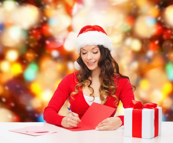 Lachende vrouw met luxe-geschenketui schrijven brief — Stockfoto