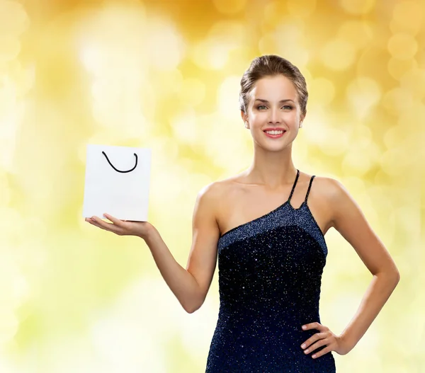 Donna sorridente con bianco bianco shopping bag — Foto Stock