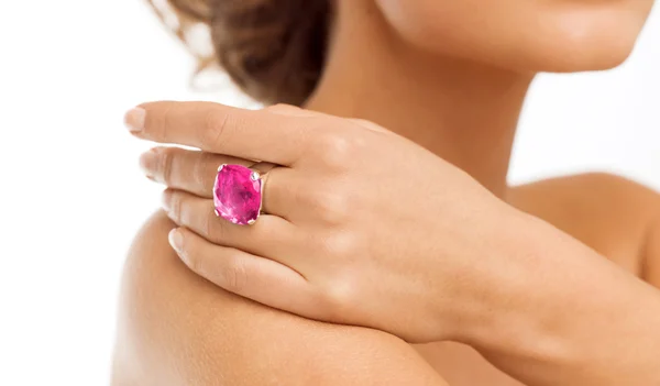 Bella donna con grande anello da cocktail rosa — Foto Stock