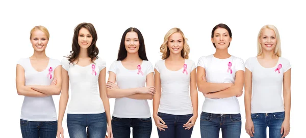 Donne sorridenti con i nastri rosa di consapevolezza del cancro — Foto Stock