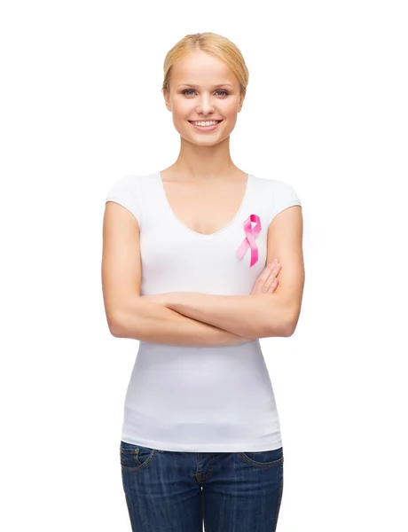 Mujer sonriente con cinta de conciencia de cáncer rosa — Foto de Stock