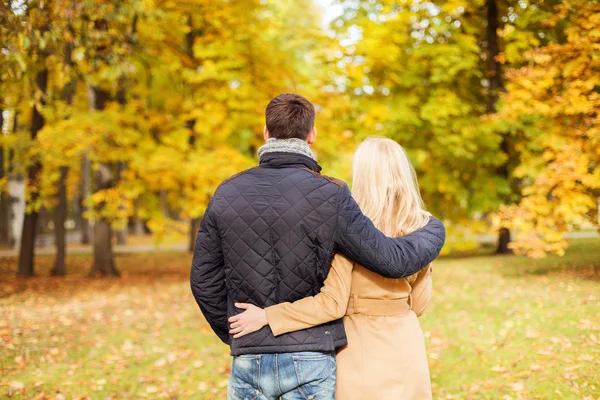 Paar umarmt sich im Herbstpark von hinten — Stockfoto