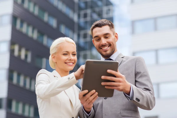 Hommes d'affaires souriants avec tablette PC à l'extérieur — Photo