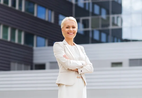 Jonge Glimlachende zakenvrouw met gekruiste armen — Stockfoto