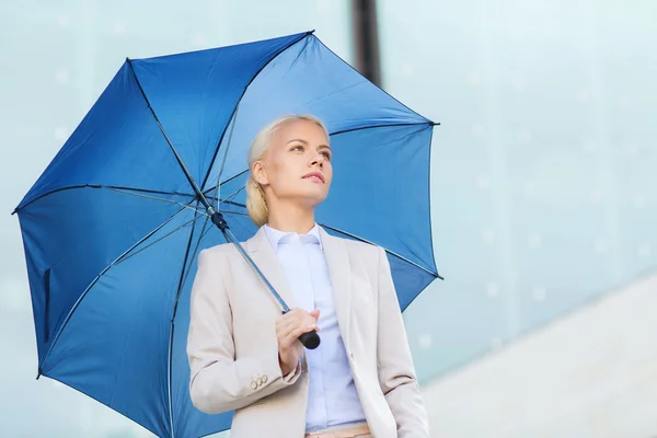 Giovane donna d'affari seria con ombrello all'aperto — Foto Stock