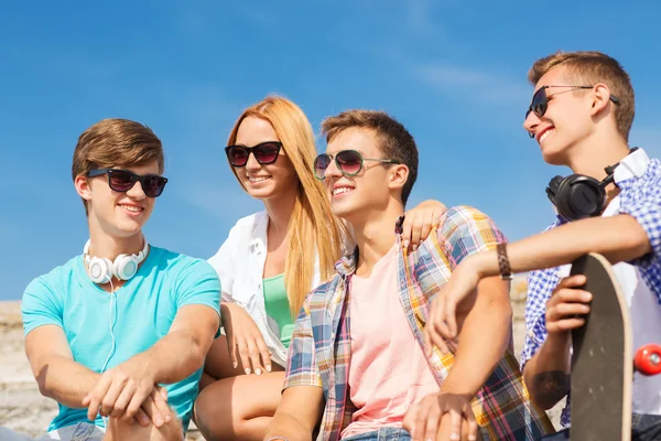 Grupo de amigos sonriendo sentados en la calle de la ciudad —  Fotos de Stock