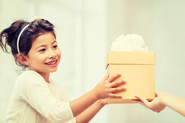 Щаслива дівчинка з подарунковою коробкою Ліцензійні Стокові Фото